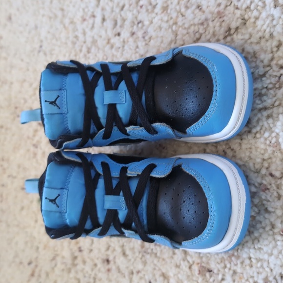 Jordan AJ 1 Mid Toddler Size 10c - Picture 2 of 12